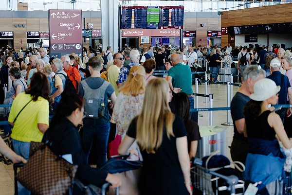 Langes Warten nach einem Cyberangriff am Berliner Flughafen. - © Carsten Koall/dpa