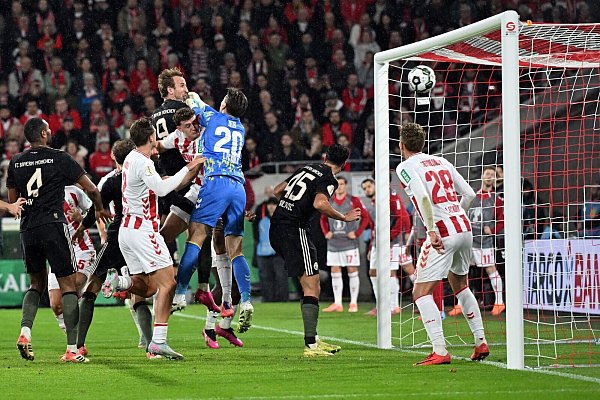 Kölns Keeper Zieler greift beim 3:1 der Bayern daneben. - © Federico Gambarini/dpa