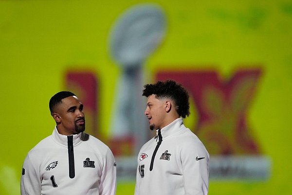 Standen sich am Montag schon mal gegenüber: Jalen Hurts von den Eagles und Patrick Mahomes von den Chiefs. - © Matt York/AP/dpa