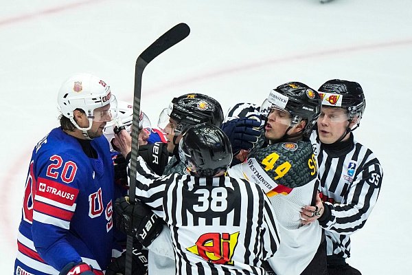 Die deutsche Eishockey-Nationalmannschaft muss sich ins Viertelfinale kämpfen. - © Claus Fisker/Ritzau Scanpix/AP/dpa