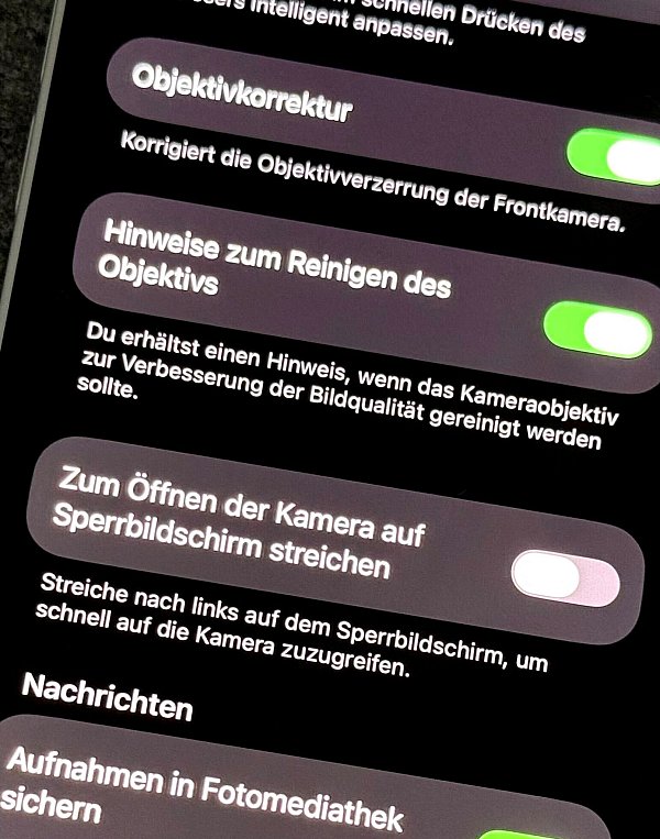 Mit dem neuen iOS-Update lässt sich die Kamera-Wischgeste auf dem Sperrbildschirm deaktivieren: Ungewolltes Starten der Kamera wird so verhindert. - © Till Simon Nagel/dpa-tmn
