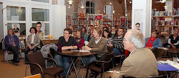 Engagierte Helferinnen und Helfer bei ihrem ersten Treffen am Donnerstagabend in der Schlossbibliothek. - © FOTO: WOLFGANG HOFMANN