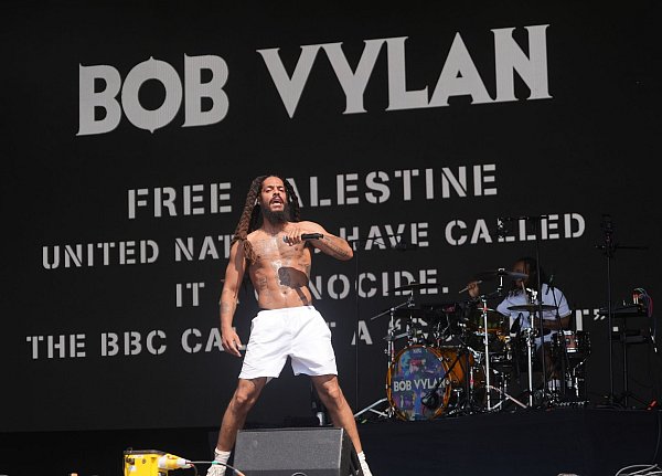Ein Mitglied der Gruppe Bob Vylan rief das Publikum in Glastonbury dazu auf «Death, death to the IDF» (Tod dem israelischen Militär) zu skandieren. - © Yui Mok/PA Wire/dpa