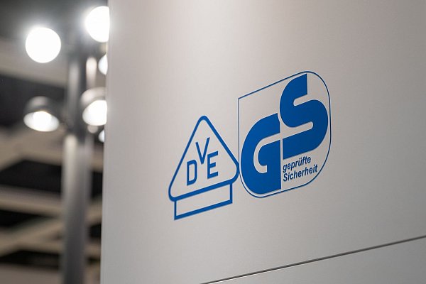 Das GS-Zeichen steht für «Geprüfte Sicherheit» und ist ein anerkanntes Prüfzeichen für Produkte, die den deutschen und europäischen Sicherheits- und Gesundheitsschutzanforderungen entsprechen. - © Nico Tapia/dpa-tmn