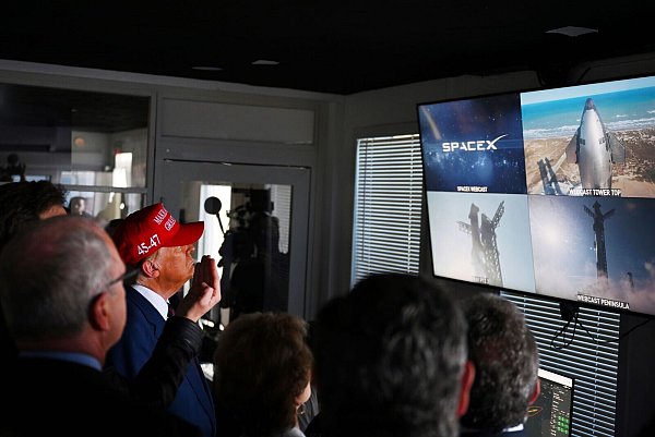 Musk ist mittlerweile ein enger Vertrauter Trumps. (Archivbild) - © Brandon Bell/Getty Images North America Pool via AP/dpa