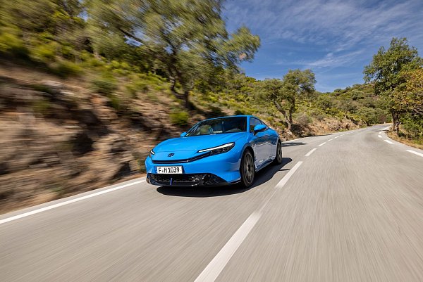 Kriegt er die Kurve? Aber ja, gern noch ein paar mehr davon - sich durch die Lande schlängelnde Straßen können zum natürlichen Habitat des Honda Prelude gezählt werden. - © Manuel Portugal/Honda/dpa-tmn