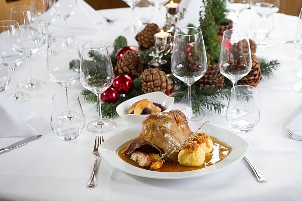 Die Tafel ist weihnachtlich gedeckt. Klassischerweise passen zur Weihnachtsgans-Portion Klöße. - © Tobias Hase/dpa-tmn