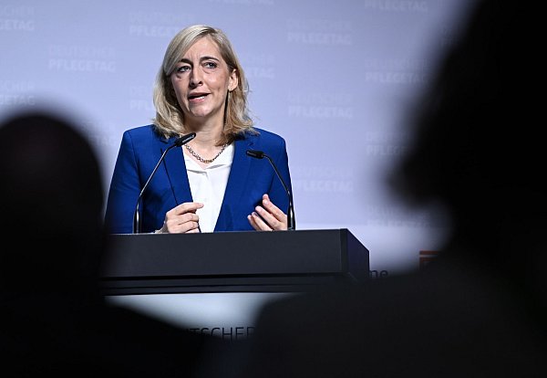 Gesundheitsministerin Nina Warken (CDU) will die Kosten im Gesundheitssystem begrenzen (Archivbild) - © Britta Pedersen/dpa