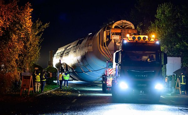 Die Transportstrecke führte auf einer Länge von rund 1,8 Kilometern durch das Landschaftsschutzgebiet. - © Philipp Schulze/dpa