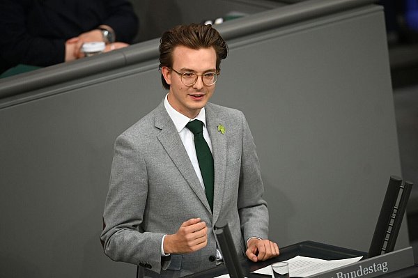 Leon Eckert (Grüne) ist Innenexperte. Der Abgeordnete aus Bayern ist bei der Freiwilligen Feuerwehr und kümmert sich in seiner Fraktion besonders um Katastrophenschutz-Themen. (Archivfoto) - © Philip Dulian/dpa
