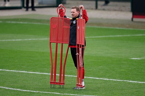Julian Nagelsmann beobachtet das Training. - © Christian Charisius/dpa