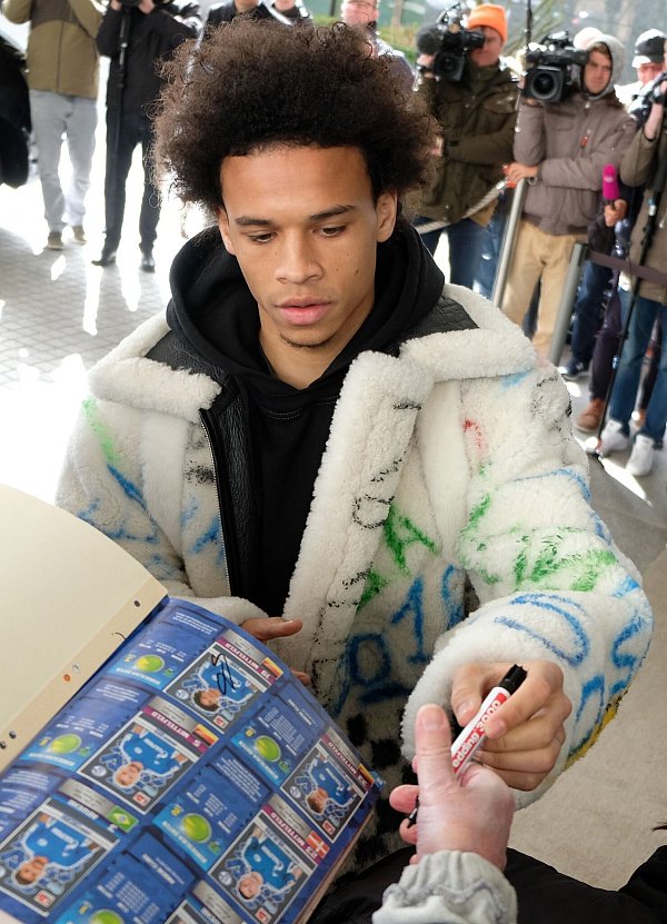 In diesem Outfit kam Leroy Sané 2019 in Wolfsburg an. (Archivbild) - © Peter Steffen/dpa