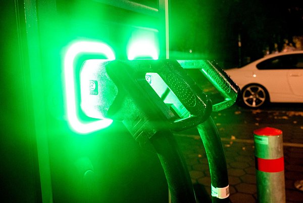 Die Verfügbarkeit von Ladepunkten für E-Auto-Besitzer variiert in den Bundesländern stark. (Archivbild) - © Daniel Bockwoldt/dpa