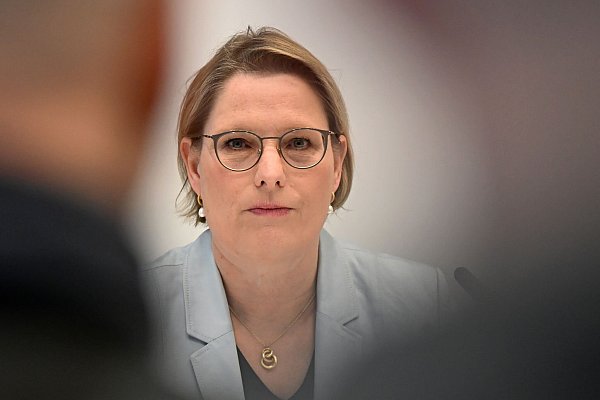 Der Entwurf von Bundesjustizministerin Stefanie Hubig (SPD) sieht vor, dass der Antrag auf elektronische Aufenthaltsüberwachung beim Familiengericht gestellt wird. (Archivbild) - © Jennifer Brückner/dpa