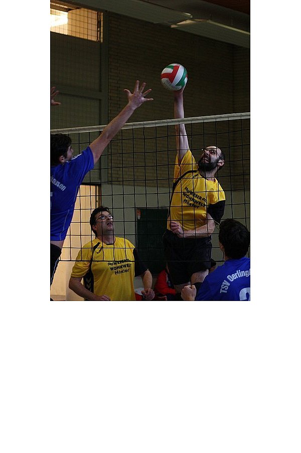 Den gegnerischen Block geschickt ausgespielt. Rüdiger Bölke (l.) hat durch ein überraschendes Zuspiel den Block aus Oerlinghausen ausgetrickst. Hubertus Reede hat freie Bahn und macht den sicheren Punkt für Lüchtringen. - © FOTO: ANDREAS GRAWE