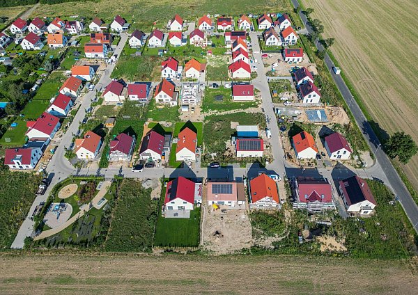 Bei den Kaufpreisen für Immobilien sehen Experten nur leichte Zuwächse in den meisten Regionen (Archivbild). - © Jan Woitas/dpa