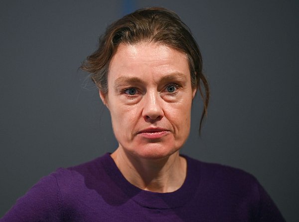 Ex-Fußballerin Katja Kraus kritisiert die fehlende Diversität bei deutschen Top-Vereinen. - © Arne Dedert/dpa
