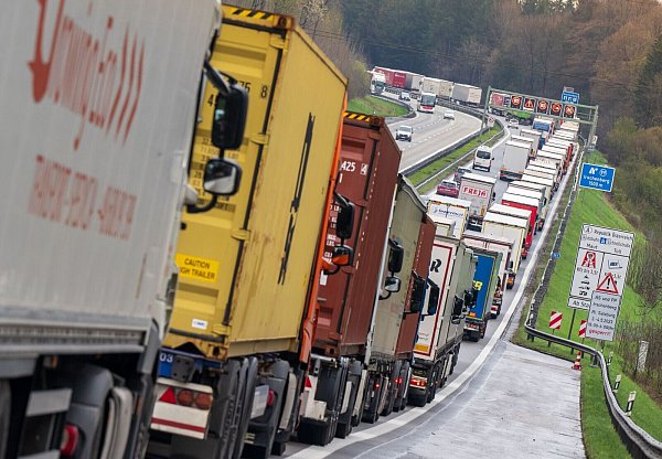 Die Logistikbranche fürchtet Störungen im Güterverkehr im Falle dauerhafter Grenzkontrollen (Archivbild). - © Peter Kneffel/dpa