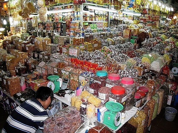Dieser Marktstand in Singapur bietet für Naschkatzen süße Bonbons aller Art. Zum Teil verschlossen in Gläsern mit Deckel, zum Teil in großen Säcken oder zum Abfüllen aus Glaskästen warten sie auf die Kunden.