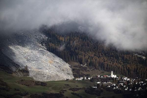 Rund 90 Menschen müssen ihre Häuser und Höfe verlassen. - © Gian Ehrenzeller/KEYSTONE/dpa