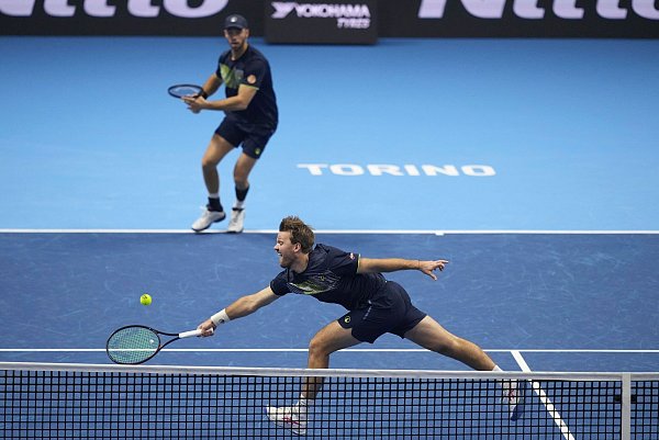 Tim Pütz (hinten) und Kevin Krawietz (vorn) treten nach den ATP Finals noch bei der Davis-Cup-Endrunde an. - © Antonio Calanni/AP/dpa