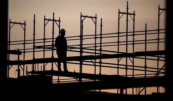 Die Beschäftigung in Deutschland hat 2024 einen neuen Höchststand erreicht - am Bau aber arbeiten weniger Menschen (Archivbild) - © Julian Stratenschulte/dpa