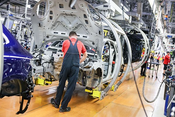 Die Beschäftigung in Deutschland hat 2024 einen neuen Höchststand erreicht - in der Industrie aber arbeiten weniger Menschen (Archivbild) - © Jan Woitas/dpa
