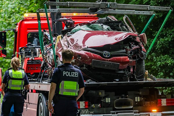 Der 16-jährige Fahrer war in einer Kurve von der Fahrbahn abgekommen und gegen einen Baum geprallt. Wie genau es dazu kommen konnte, wird jetzt untersucht. - © Christoph Reichwein/dpa