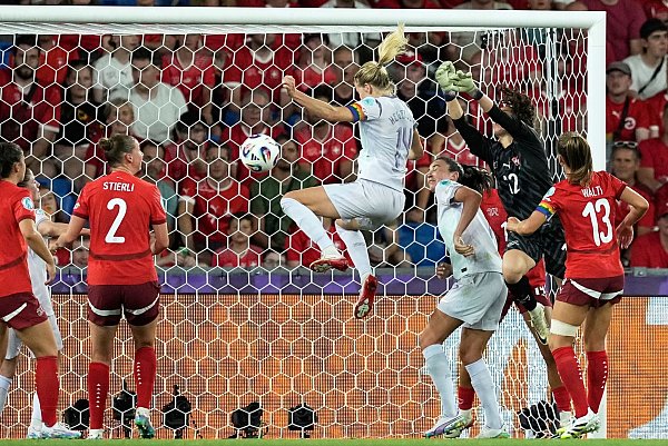Norwegens Ada Hegerberg erzielt per Kopf das 1:1. - © Martin Meissner/AP/dpa