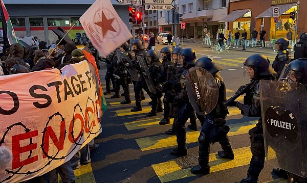 Während des Auftritts von Israel liefen auf der Straße weiter Demonstrationen. - © Aleksandra Bakmaz/dpa