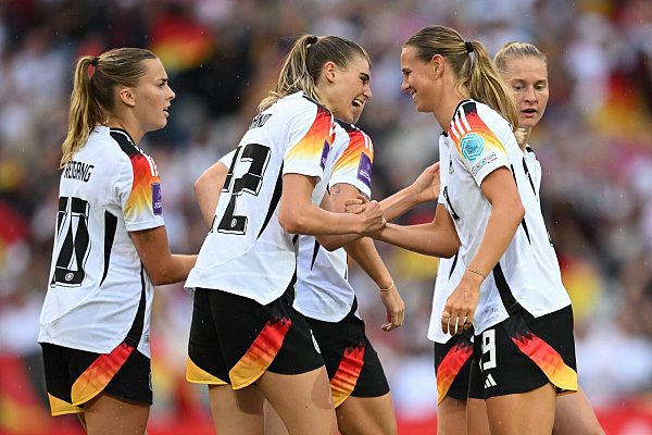 Gegen Kanada gefordert: Stürmerinnen Jule Brand und Klara Bühl - © Sebastian Christoph Gollnow/dpa