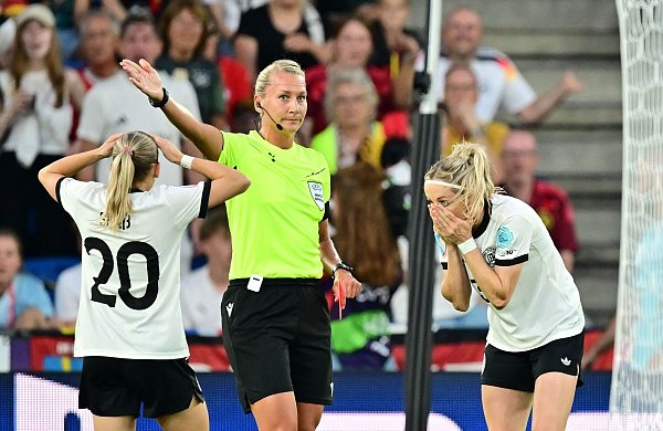 Runter, bitte: Schiedsrichterin Tess Olofsson schickt Kathrin Hendrich (r) vom Platz. - © Sebastian Christoph Gollnow/dpa