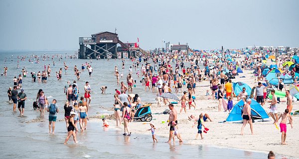 Im Zeitraum von Januar bis November erzielte der Deutschland-Tourismus einen Rekord. - © Daniel Bockwoldt/dpa