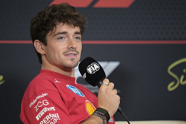 Sieht die Lösung mit Kühlwesten noch skeptisch: Ferrari-Star Charles Leclerc. - © Then Chih Wey/Xinhua/dpa