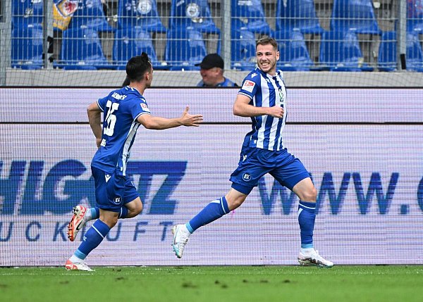 Leon Jensen (r) sorgte für das Karlsruher 1:0 gegen Eintracht Braunschweig. - © Uli Deck/dpa