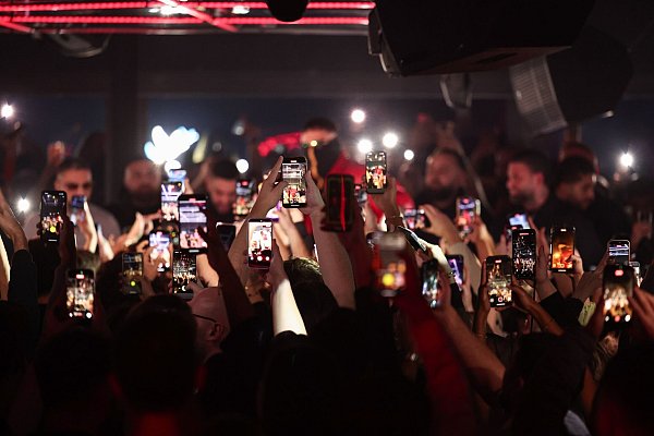 Viele Jugendliche feiern Haftbefehl. - © Hannes P. Albert/dpa