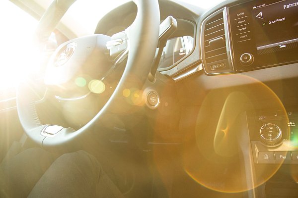 Sicher sichtbar parken: Hell beleuchtete, gut frequentierte Stellen eignen sich gut zum Abstellen des Autos - ideal ist allerdings eine Garage. - © Christin Klose/dpa-tmn