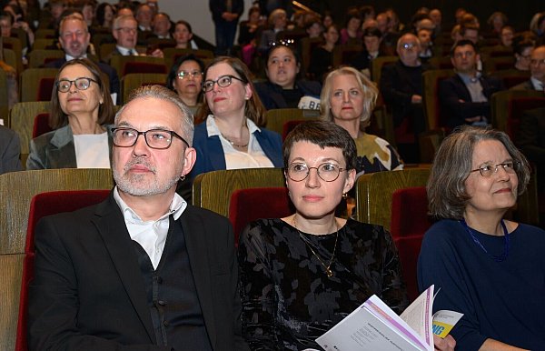 Der belarussische Autor Alherd Bacharewitsch wird zur Buchmesse-Eröffnung geehrt. - © Hendrik Schmidt/dpa