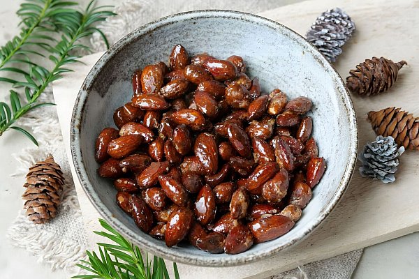 Gebrannte Mandeln leckerer als auf dem Weihnachtsmarkt verspricht Steffi Sinzenich, wenn man sie mit Zucker, Vanillezucker und Zimt sowie 2 EL Wasser für 13 Minuten im Airfryer gart. - © Steffi Sinzenich/gaumenfreundin.de/dpa-tmn