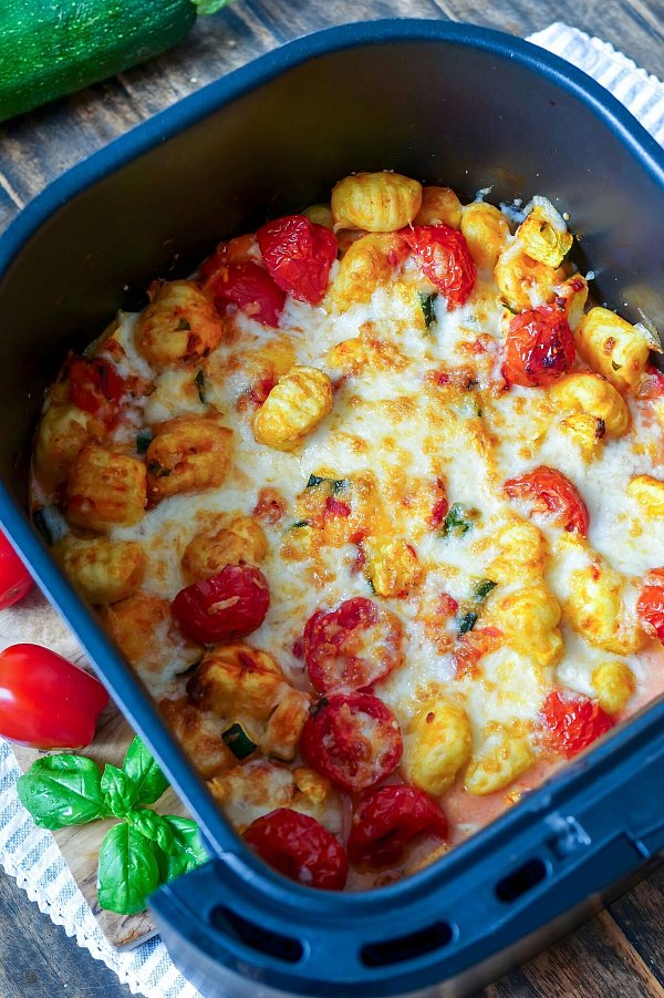 Für den Gnocchi-Auflauf kommen in den Garkorb des Airfryers Gnocchi, Gemüse und eine Sahnesoße – 15 Minuten später ist er fertig. - © Steffi Sinzenich/gaumenfreundin.de/dpa-tmn