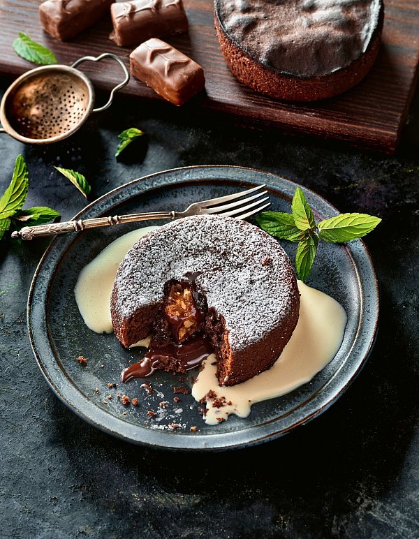 Der Lava-Cake ist ein Hit von Fernsehkoch Christian Henze. Er bereitet den Schokokuchen mit flüssigem Kern in Soufflé-Formen im Airfryer zu. - © Hubertus Schüler/Becker Joest Volk Verlag/dpa-tmn
