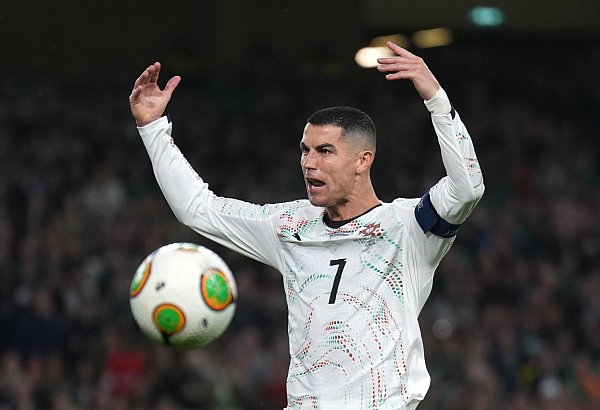 Cristiano Ronaldo reagiert impulsiv beim Spiel in Irland. - © Niall Carson/PA Wire/dpa