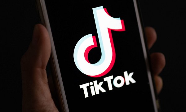 Tiktok gehört zum Bytedance-Konzern, das einen chinesischen Gründer und eine große Zentrale in Peking hat. (Archivbild) - © Monika Skolimowska/dpa