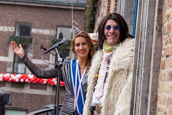 Karnevalsprinzessin Venetia Uasa und Oberbürgermeister Stephan Keller (CDU) auf dem Balkon des Düsseldorfer Rathauses. - © Christoph Reichwein/dpa