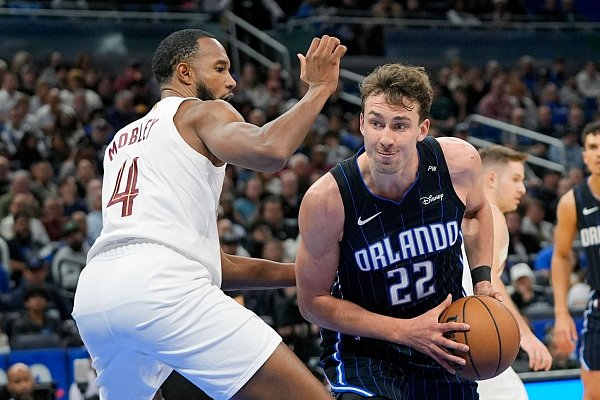 Franz Wagner (r) und Orlando gingen gegen Cleveland unter. - © John Raoux/AP/dpa
