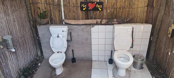 Im Ngepi-Camp in Namibia gibt es viele kuriose Toiletten, zur Freude der Touristen. (Archivbild) - © Brian Walker/dpa
