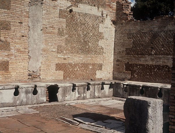 Die alten Römer saßen oft Schulter an Schulter, um ihr Geschäft zu verrichten. (Archivbild) - © Kurt Rohwedder/dpa