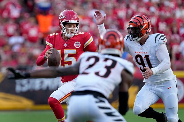Patrick Mahomes (links) ist mit den Kansas City Chiefs nach zwei Spielen noch ungeschlagen. - © Ed Zurga/AP/dpa