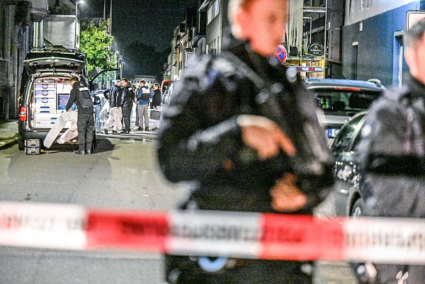 Auch die Spurensicherung ist nach den Schüssen in der Bar vor Ort. - © Marius Bulling/dpa