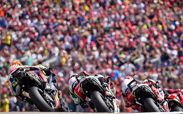 Die MotoGP-Piloten begeistern die Massen am Sachsenring. - © Robert Michael/dpa